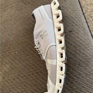 On clouds cloud 5 size 9